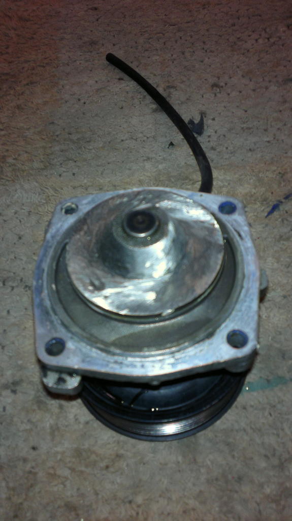 Shkisen vesipumpun myt nappasin vanhasta mekaanisesta pumpusta siivet pois rajottamasta veden virtausta.