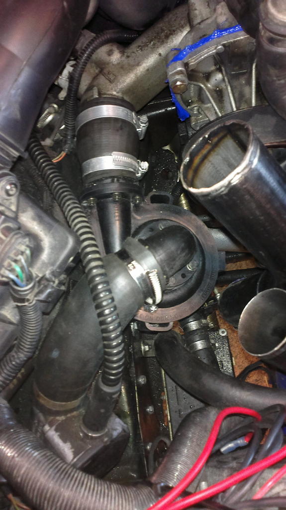 Siellä se sähkönen pumppu lymyää turbon ahtoputkien alla... Nyt vielä alumiinisyyläri ja pokkaa paremmat tunnelit flekteille niin on kumma jos ei rupia lämmöt pysymään kurissa...