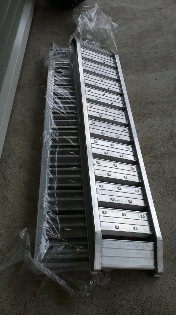 Ajosillatkin saapuvat, nyt vain pit viritell kunnon telineet katolle.