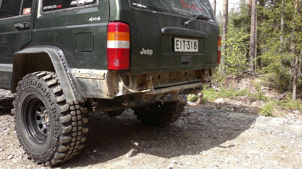 Kun sain uuden isomman laturin paikoilleen irtosi takapuskuri seuraavaksi. Tuohon sit pits alkaa miettimn...katumusvinssi.