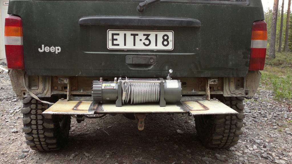 Jos sit koloais luukkuun rein tuolle vivulle? Vipua onnistuu varmaan knt sen 90 astetta jos purkaa vinssin, mutta minkslainen puskuri sit sitten pits viritell = takaylityst lis...