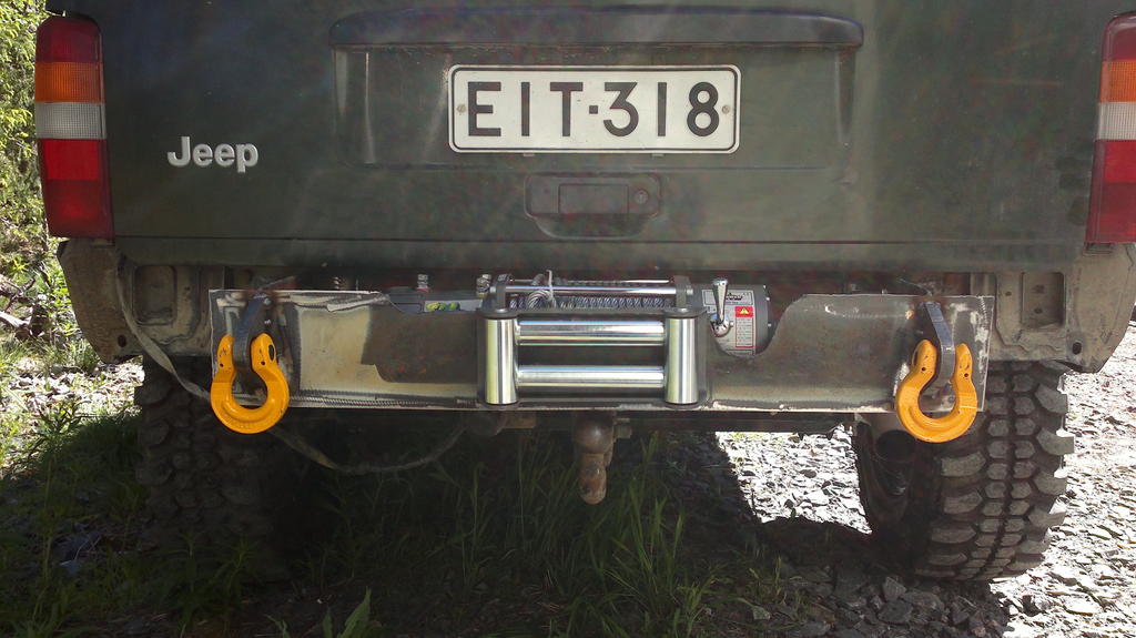 Peti vielä loppuun ja sitten puskuria ympärille... Meinaa vain tuo tallin ja talon lopputarkastus kuntoon saattaminen varastaa aikaa Jeepiltä... Ei ehi joka paikkaan...