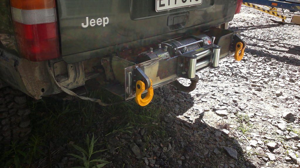 Pari kiinnikettä pitäs vielä laittaa eli peti kytketään myös vetokoukun kiinnikkeisiin ja sillä vinssi tarttuu myös runkoon pelkkien puskurikiinnikkeiden lisäksi.