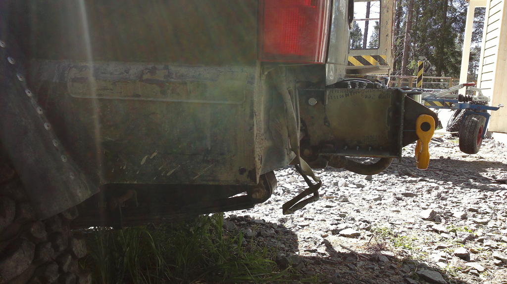 Tulihan tuota takaylitystä, mutta vähemmän kuin koukusta eli tilanne paranee aiemmasta kun leikkaan tuon koukun irti ja virittelen tilalle irrotettavan ja hieman laskevan mallin. Jaa, pitäs muistaa hiasta nuo vanhat muovikulmien kiinniikkeet pois kuleksimasta...