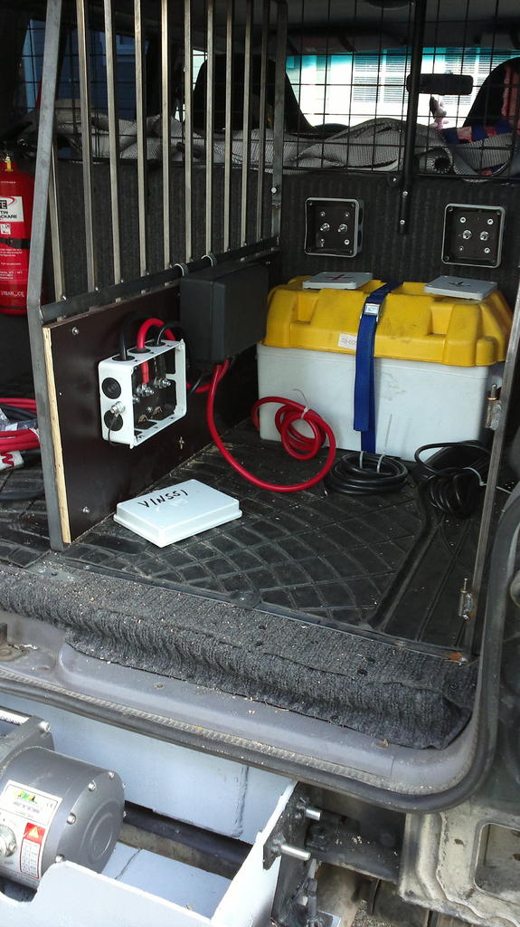 Vasemmalla kaikki releboxista vinssille menevät piuhat (jatkuvat vinssille asti kunhan ehin kolvaamaan johdot) ja akkukotelon yläpuolella boxit joihin tulee akulta suoraan virrat, helpottaa kaikkien lisävärmeitten kytkemistä taka-akkuun kun ei tartte navoille mennä...