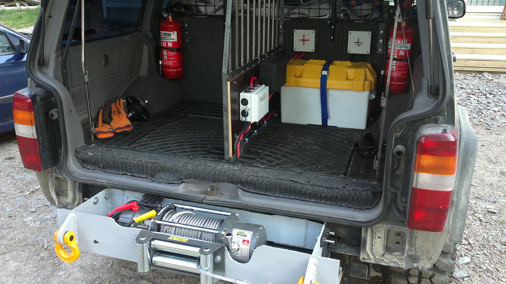 No vihdoin ois katumusvinssin sähköt vedetty ja testattu, toimii! Nyt vain puskuria rakentamaan tuohon pedin ympärille, mitäs jos siihen tekasis samalla telineen vararenkaalle...