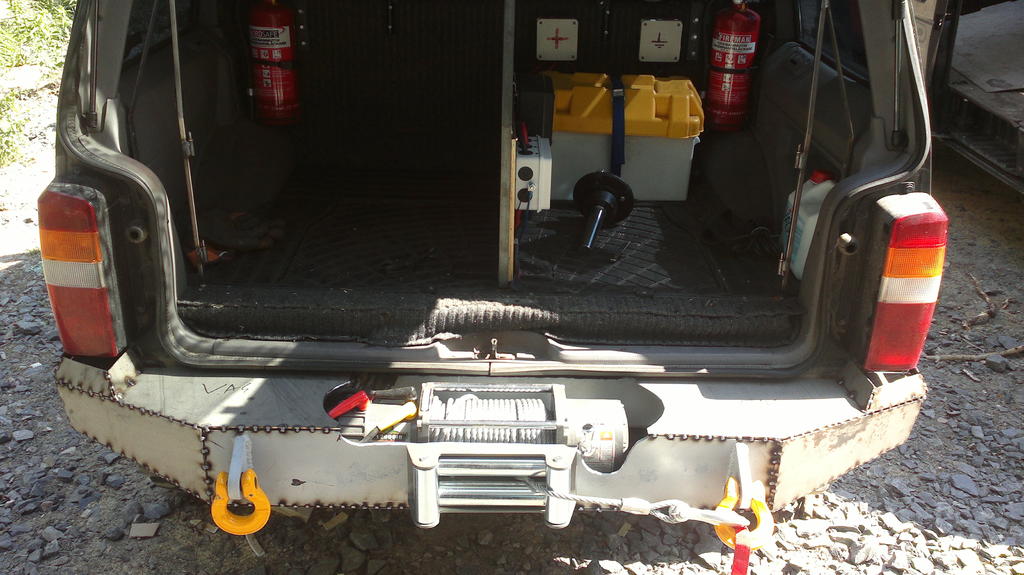 Aamusia tekeleitä, nyt olis ulkopuoli heftattu. Tuon kun ottaa irti ja hitsaa saumat läpi + boxaa sisäpuolelta notta jäykistyy niin sitte pääsee virittelemään vararenkaalle telinettä. Sarana tulee näillä näkymin peräkärryn navasta joka hitsataan kiinni puskurin sisälle ja akseli puskurin yläosasta läpi, tähän teline sitten kiinni.