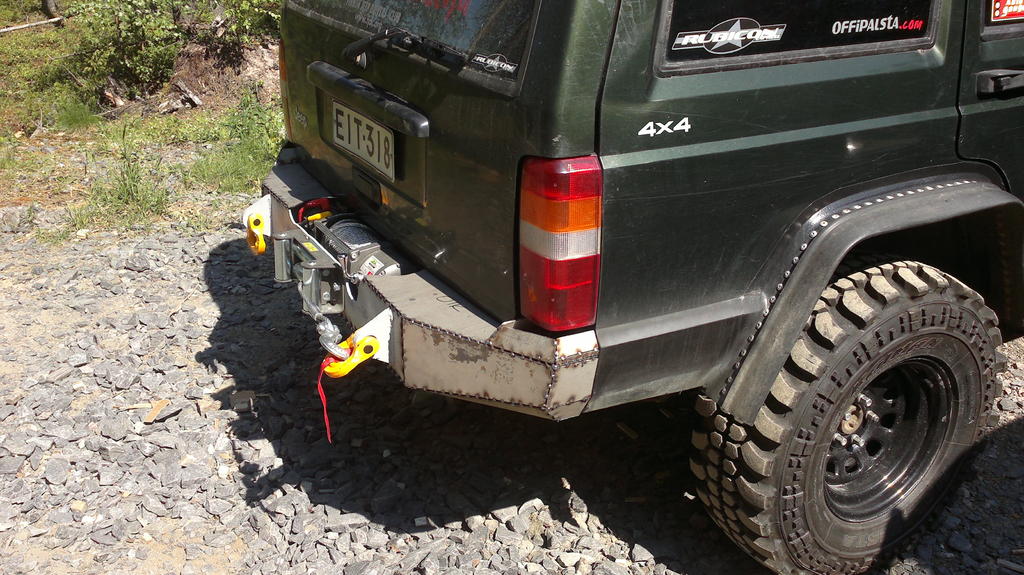 Tuohon ylpinnalle mahtuu hyvin astumaan, ei tartte tikkaita takaluukkuun jotta ylt katolle.