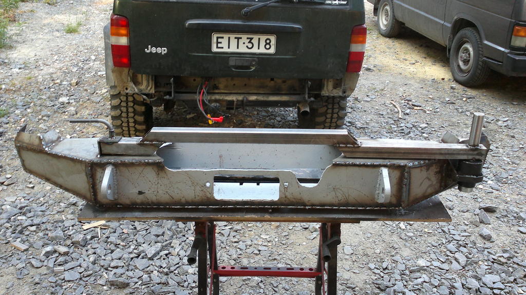 No ny on päällisin puolin hitsuuteltu läpi, jos huomenna sais parit levyn palat laitettua boxaamisen takia niin alkas olemaan ite puskuri hiomis, massaus ja maalaus kunnossa. Alottelin samalla rengastelinettä: sarana, varsi ja varren lukitus alkaa hahmottua. Tuohon pitäs sitte viritellä kolmio keskelle pystyyn johon sitten renkaalle kiinnityspultit.
Pitäs saada tämä jo pakettiin, palkkihelmat, läppäriteline ja ramppien telineet odottelee myös tekijää...