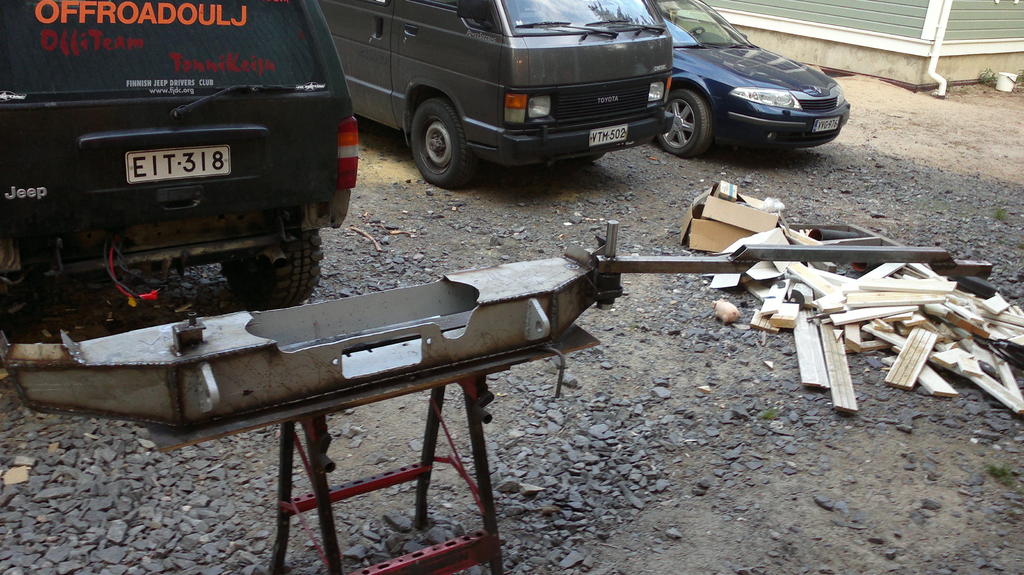 Rengastelineen varsi kntyy nyt reilusti pois takaluukun edest, saranan joutui hitsaamaan puskurin ulkopuolelle, mutta eikhn tuossakin mene... Saranana perkrryn pyrnnapa, akseli pits lyhent viel mittaan.