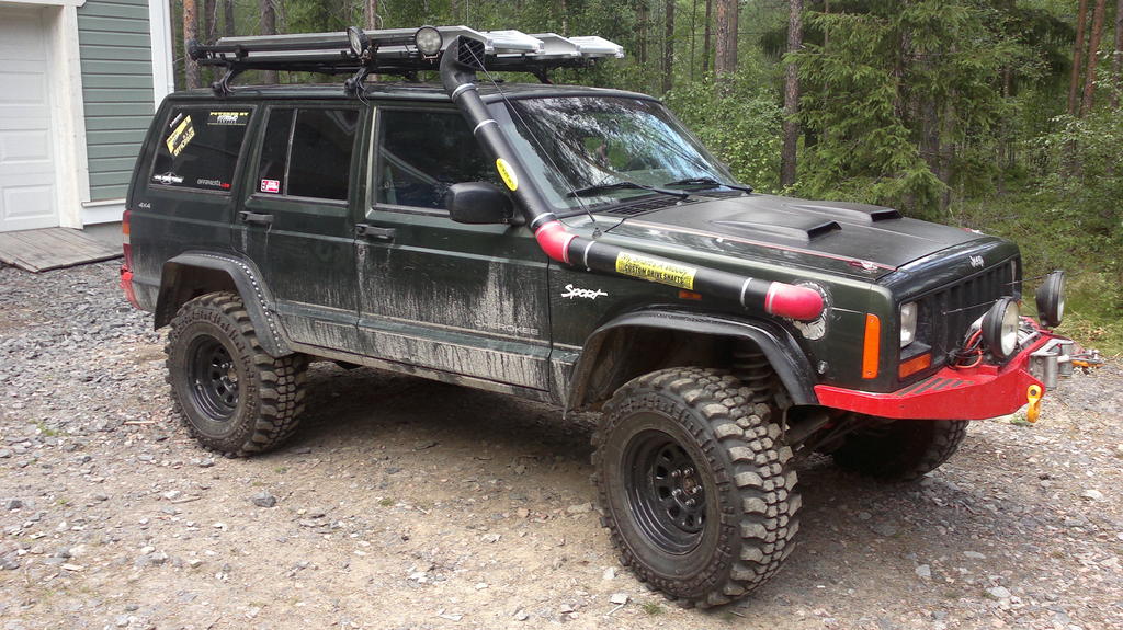 Tuli laskettua tyvalot ja ramppien telineet alemmas katolla. Joskos tuo johonkin vaikuttas... Ainakin talliin mahtuu paremmin?