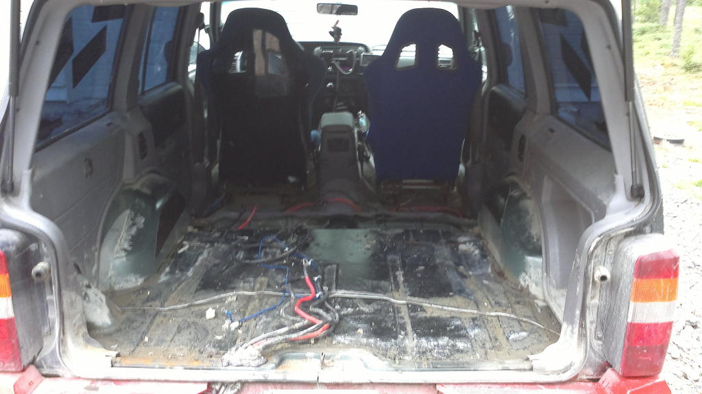 Jeeppi on ollunna laihkarilla viime päivinä, kaikkea ylmiääräistä katosi sisustuksesta ja ulkoa. Kevennys tällä hetkellä aika tarkkaan 150kg :-)