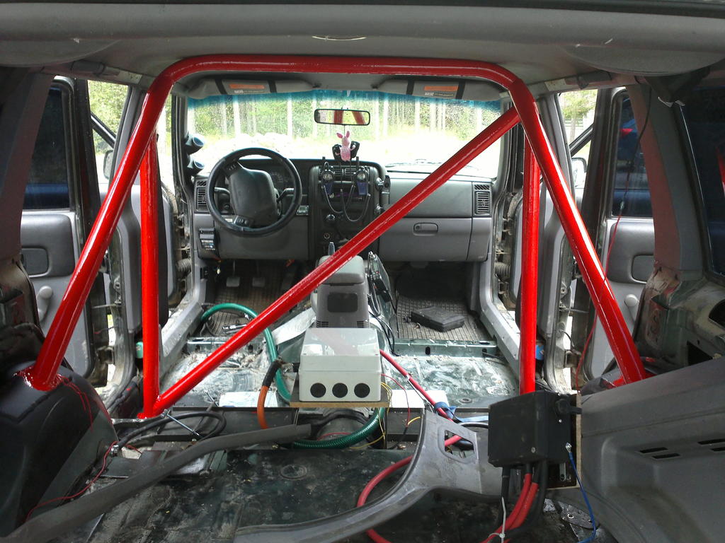 No nyt on jonkimoiset kaaret Jeepissä, pitäs auttaa ainakin jonnin verran jos sattuu kaatumatautiseksi heittäytymään...
Kuvan reunalla näkyy hieman uusien kisavöiden rullia, eli tuli laitettua kisoja varten schrothin rullavyöt, nyt pysyy penkeissäkin.