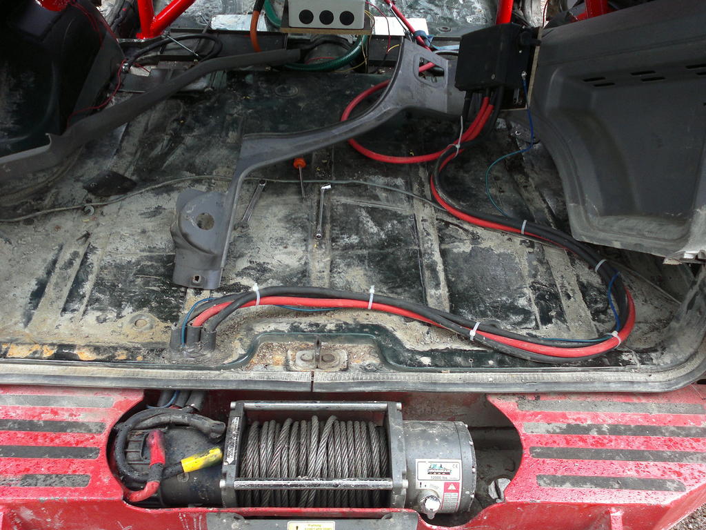 Takavinssille tuli laitettua 50mm2 kaapelit akuilta ja 70mm2 maakaapeli. Nyt pitäs virta riittäää. Samalla käytin päät auki vinssistä ja tekasin perushuollon.