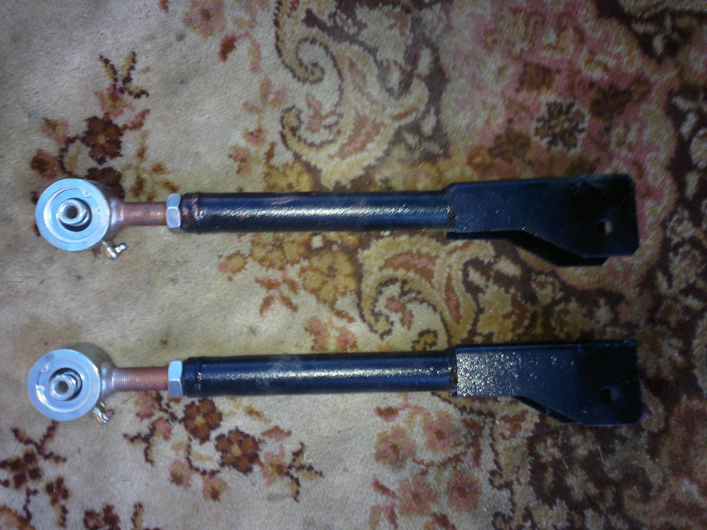 No nyt eksyi tällaiset säädettävät tukivarret Jeepiin, pitää kattoa joskos sitä samalla sais etukardaanin kulman hieman paremmaks nykyisestä.