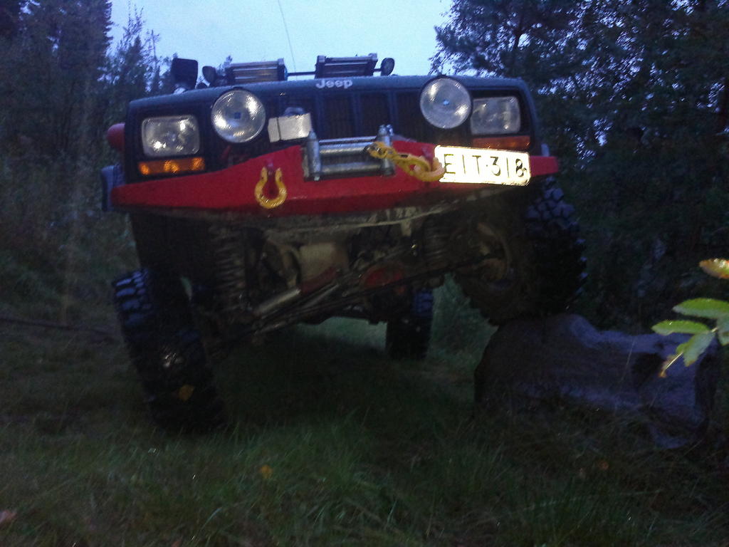 Katurenkaat alla, piti kyd joustoja testaamassa jokirannassa... Aika hyvinhn tuo venyy...