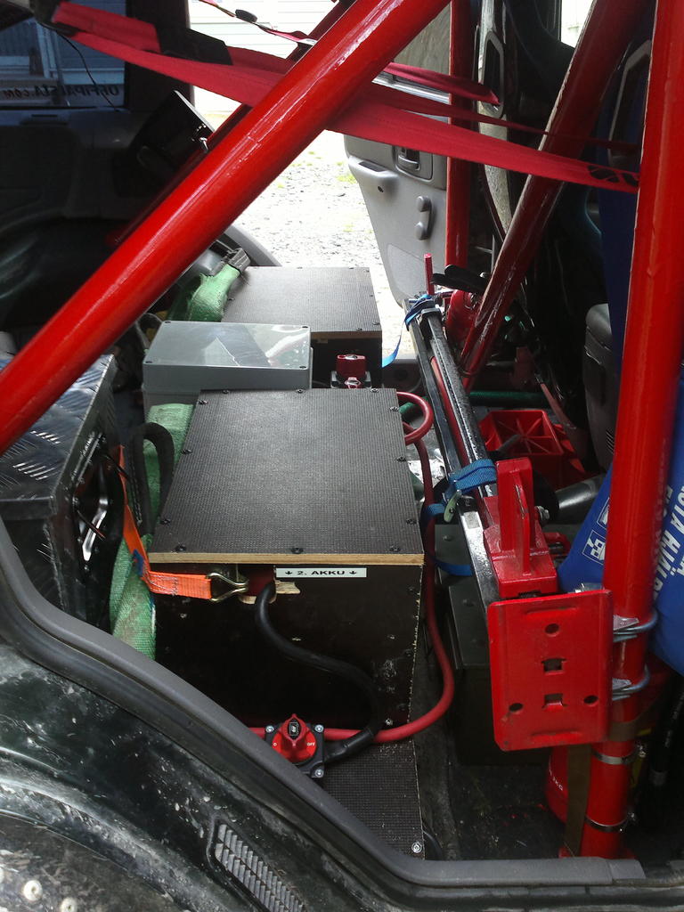 Nyt on molemmat akut laatikoissa ja pkytkimet niillkin.