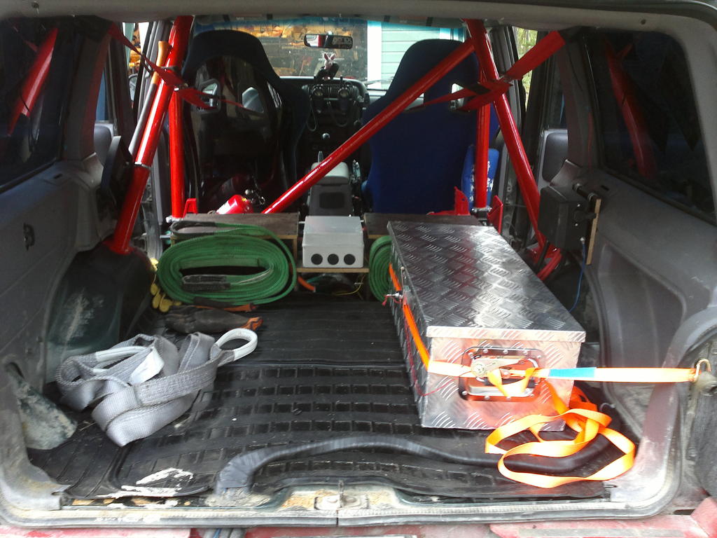 Tykaluboksi pit pultata kiinni kunhan ensin ptt mihin asentaa kompuran...