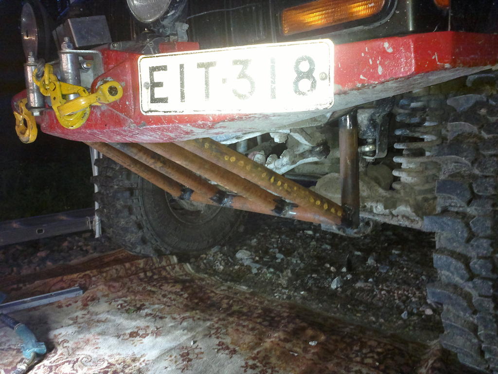 Etupanssarin runko rakenteilla, tuohon vielä sivulle yksi putki tukemaan pystyä niin ei puutu kuin 3mm levy keulasta + 5mm levyä pätkä josta etupanssarin keula pultataan vinssipuskuriin ja 'kelkka' on valmis.