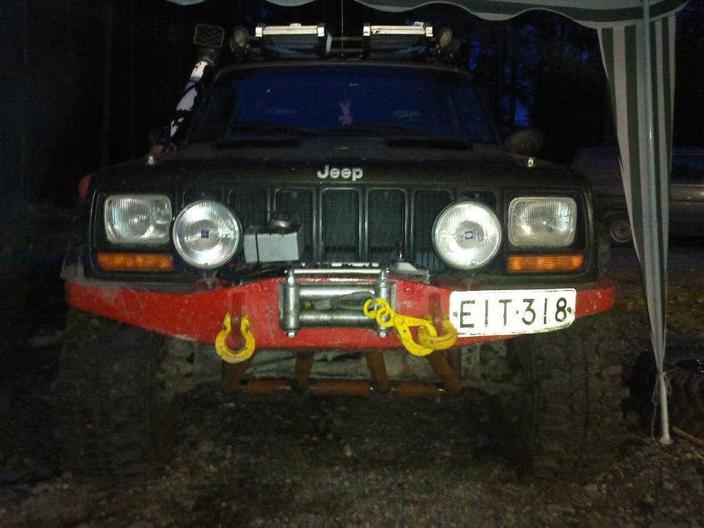 Nyt pits helpottua vinssaaminen kun ei tartte kuskata kuutiota sit itten aina akselin edess... Joskos olis huomennakin kelej ja sais terslevynkin viel paikoileen niin psis maalaamaan panssarin ja sitten vain kovaa kytt 'kelkalle' eli Jeeppi hautaamaan ja vinssaamaan.