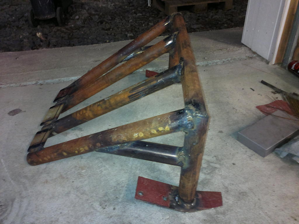 Tuohon vielä 3mm teräslevy isolle sivulle ja pienet kolmiot sivuille niin ei muuta enää kuin massaa ja maalia pintaan ja paikalleen pulttaus.