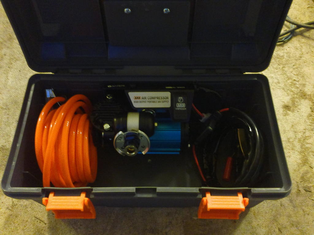 Ja sisältä paljastui ARBin high flow kompura + letku. Tämän kun pulttaa Jeepin takaosaan niin tuonne saa muutkin rengaskamat jemmaan reissussa. Hauenleuvat vaihtuu kiinteään asennukseen niin tulee lisää tilaa boxiin.