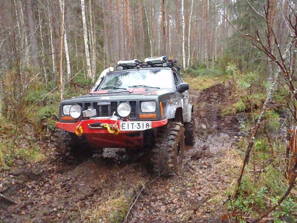 Kuva LaMaasin ekalta 'safarilta'...
Keulassa pieniä muutoksia ja tuli uusittua molemmat pyöränlaakerit ja ylä- ja alapallonivelet. Hiljeni keula aika hyvin, ei volise enää.