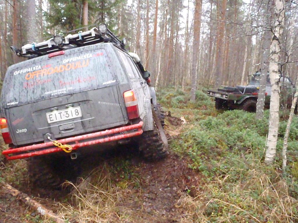 Takapuskuri kevennyt ja katumusvinssi siirtynyt sisälle... Kaikki turha siivottu takaluukusta + polykarbonaatit vaihtumassa lasien tilalle.