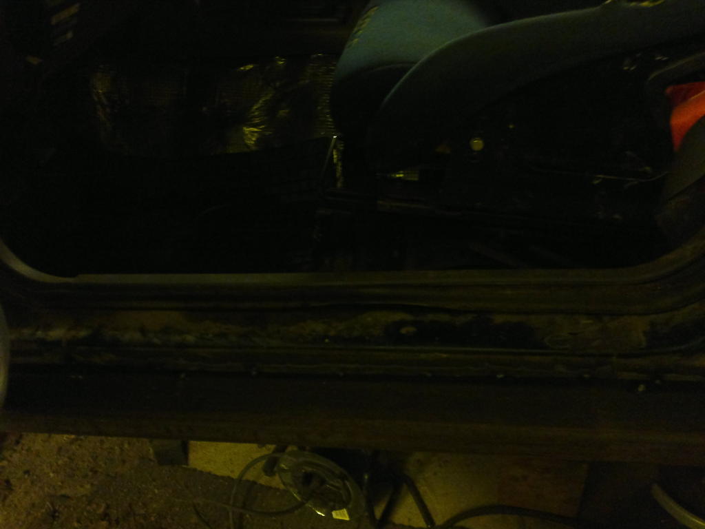 Tuohon kun sen hitsaa kiinni niin j sentti-pari ovien alle tilaa.