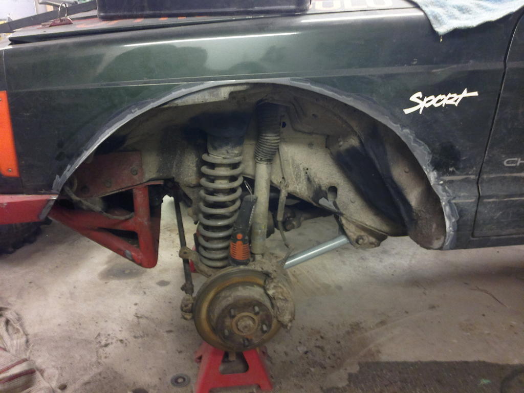 Nyt ei enää raaiv renkaat levikkeitä edessä :-) Tuohon peltisoiro ja ei muuta kuin Parlokkia paikoilleen. Kumilärpäkkeet on historiaa...