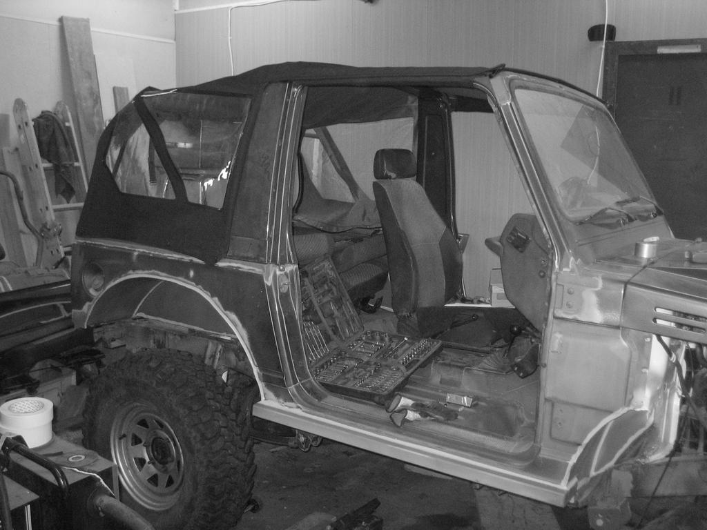 Smittybiltin katto tuli jenkeistä ja heti sitä piti mallailla paikoilleen. Kiinnikkeitä täytyy valmistaa koriin itse ja takakaarikin taivuteltava suppelta haetusta matskusta.