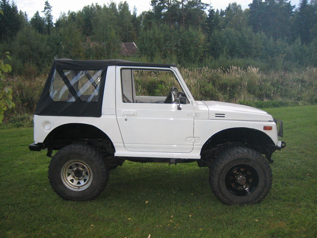 Etuvanne maalattu testimieless mustaks