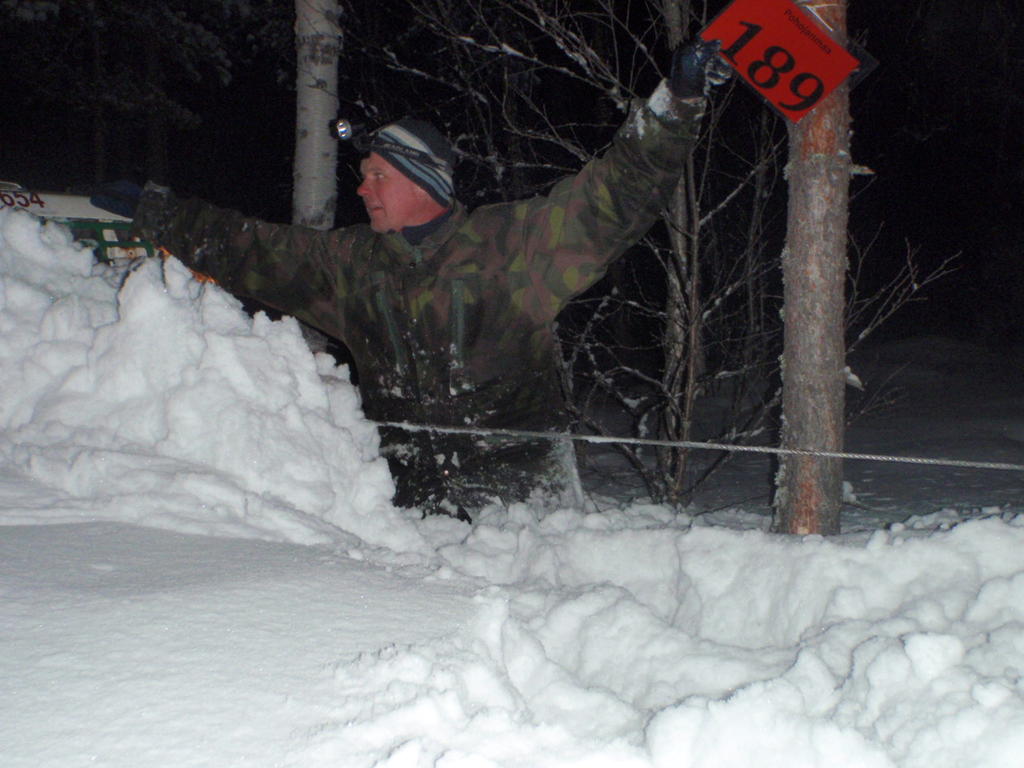 Eka kvij rastilla. Lunta oli kyl tarpeeksi, kun Pasi kuitenkin seisoo...