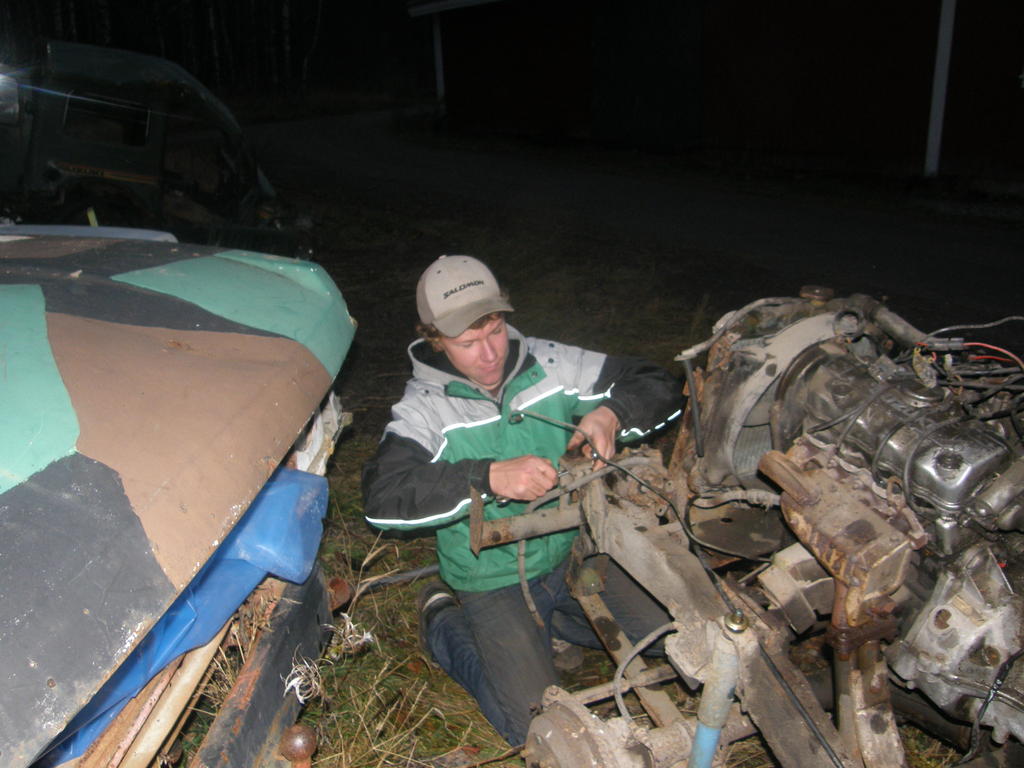 Pimeell tehdn mys hommia auton kanssa(oon kuullu ett ennen kisoja tehdn nin)