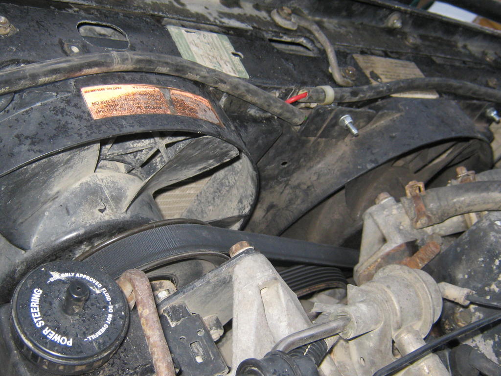 Tuulettajat paikallaan.Kytkettviss katkaisijasta pois plt ettei mutarnniss vatkaa kuravett koko konehuonetta tyteen : )