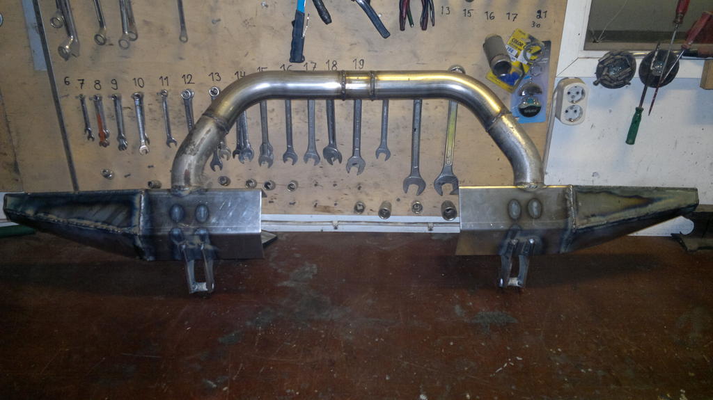 Rautaa hahmottelemassa