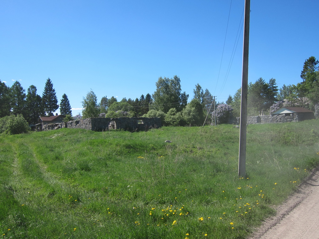 talli tehty vanhan suomalaisen navetan plle