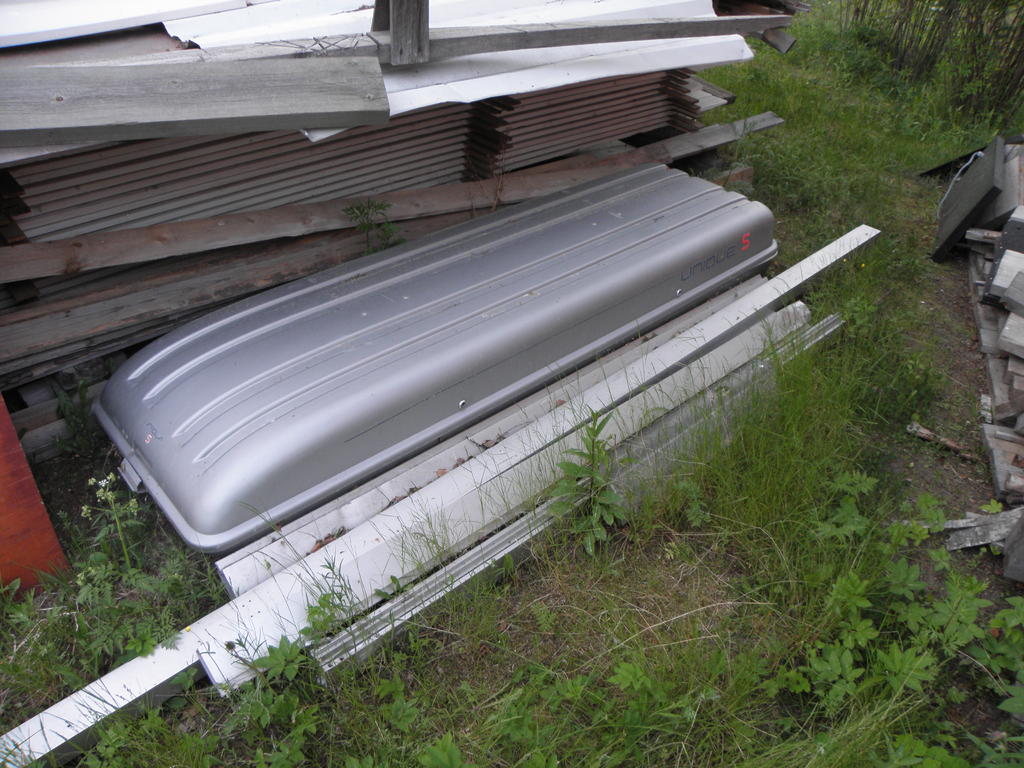 1 Suksiboksi, avaimet hukassa, auki.