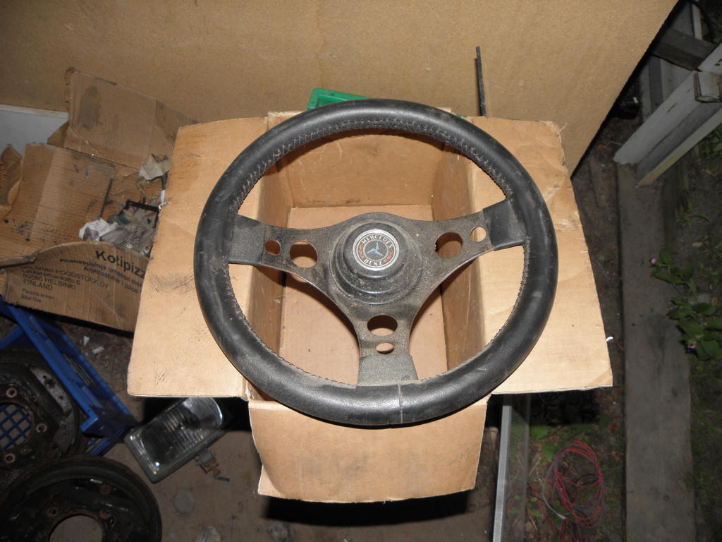 3a ratti lada?
tuli mulle viimme vuosituhannella venlisess tavarakasassa,
joka sislsi mm. 10 kpl nivan sisemp vetoakselin suoja-kumia, ja 20 kpl nivan kannentiivistett, lienee aito USSR
Kyttmtn?