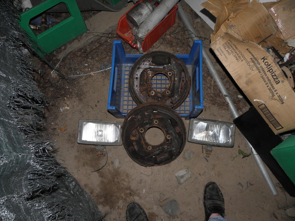 4 Jarrukilvet hj, ksijarruvaijerit puuttuu! uloin peltilirpake pahasti ruosteessa.
pari hellan jumbo? apupitki, ref 17,5? ik on, mutta eivt sentn kyttkelvottomat.