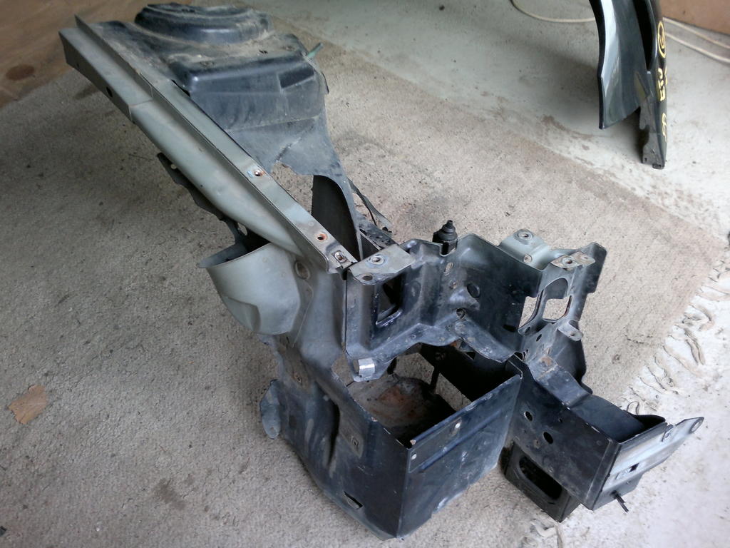 "Uudet" osat (konepelti, lokari, etupuskuri/-maski, ilmaputsarin kotelo, ym. sälää) hommattu, tässä ehjä etukulma; vielä kokonaisena ennen paloittelua.