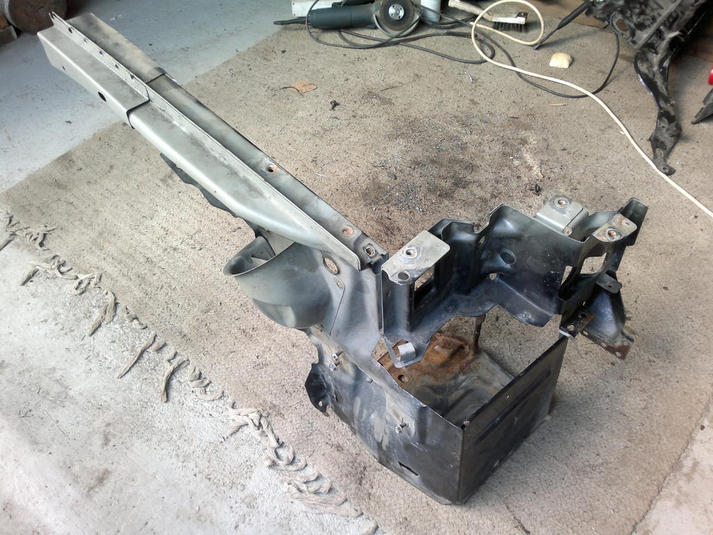 Etukulma riisuttuna turhista. Viel pient sipistely ennen maalausta ja paikalleen hitsausta.