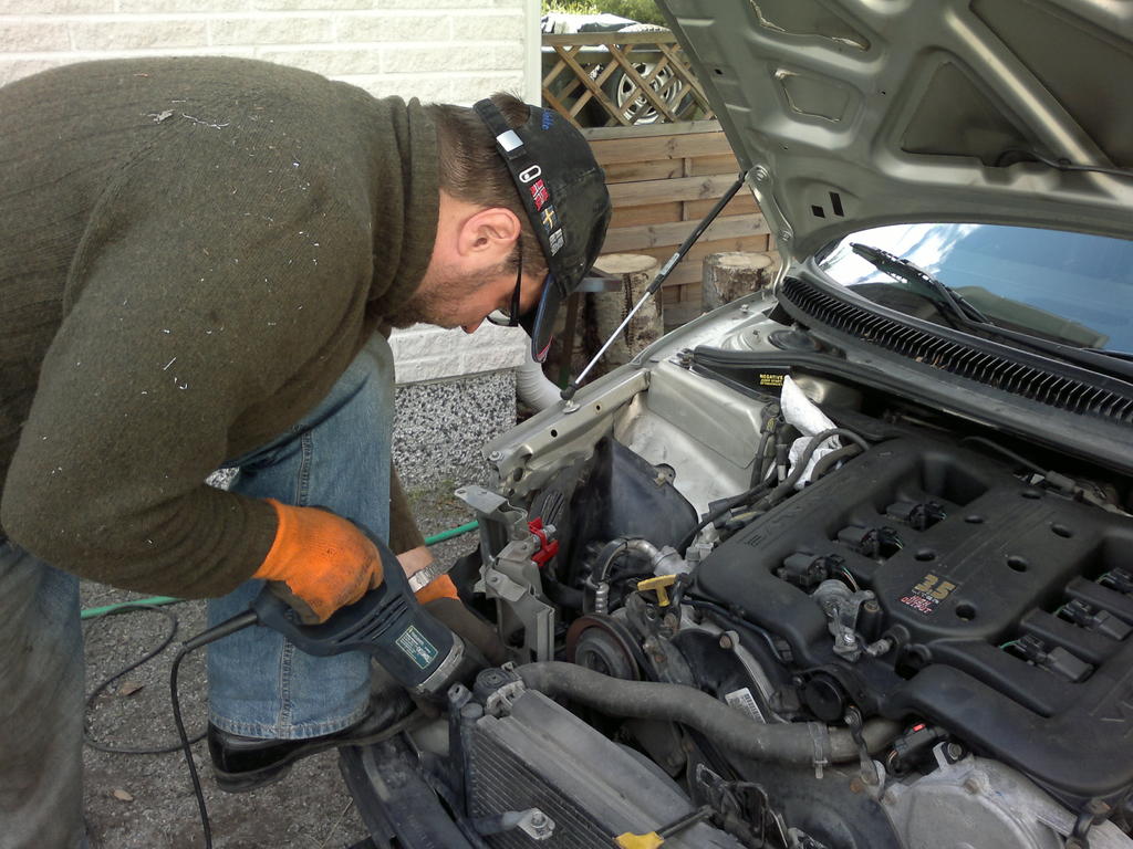 Rikkonaisen etukulman irrotusta