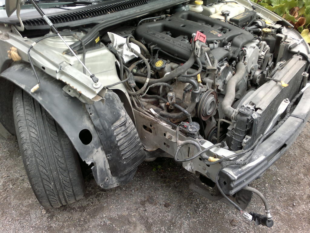 Keula ja etukulma purettuna. Viel pient sipistely pelteihin ja ehjn nurkkapalikan hitsaus voi alkaa.