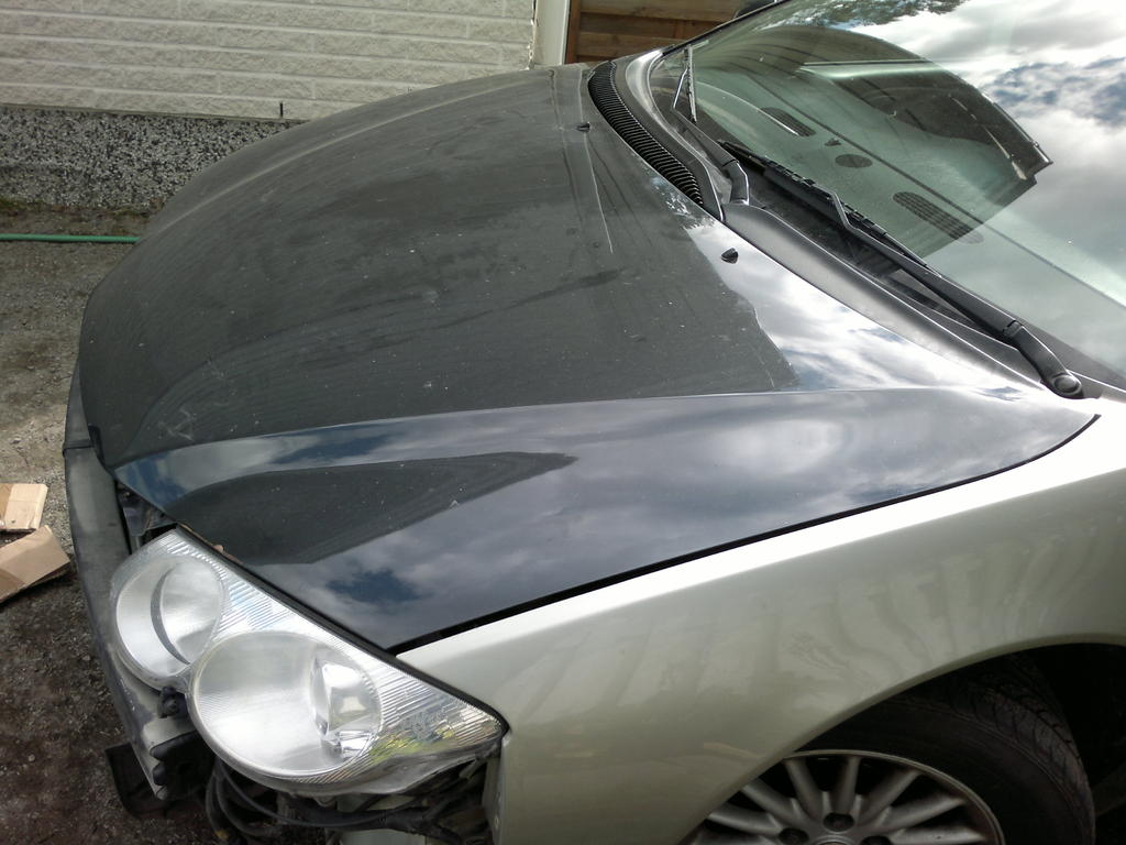 Konepellin sovitusta, ainakin vasen reuna istuu ilman mitään "jumppaa". Taitaa siis olla vain oikean etukulman pintapellit rutussa, joten ei tässä mitään robottipenkkiä tarvitakaan... :-) Mutta katsotaan nyt, kunhan oikeaa lokaria ja umpiota pääsee aikanaan sovittamaan paikalleen.