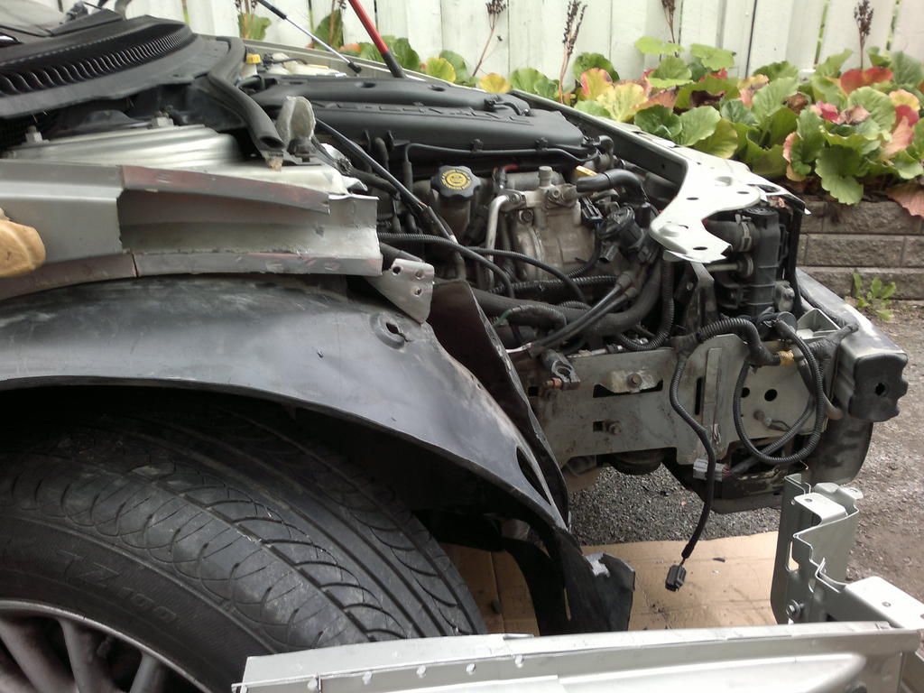 Vanha vioittunut runko on leikattu pois ja maalattu lukkopelti jo asettumassa paikalleen.