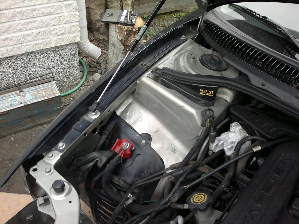 Etukulma hitsattu, saumat maalattu ja lakattu. Lokaria paikalleen.