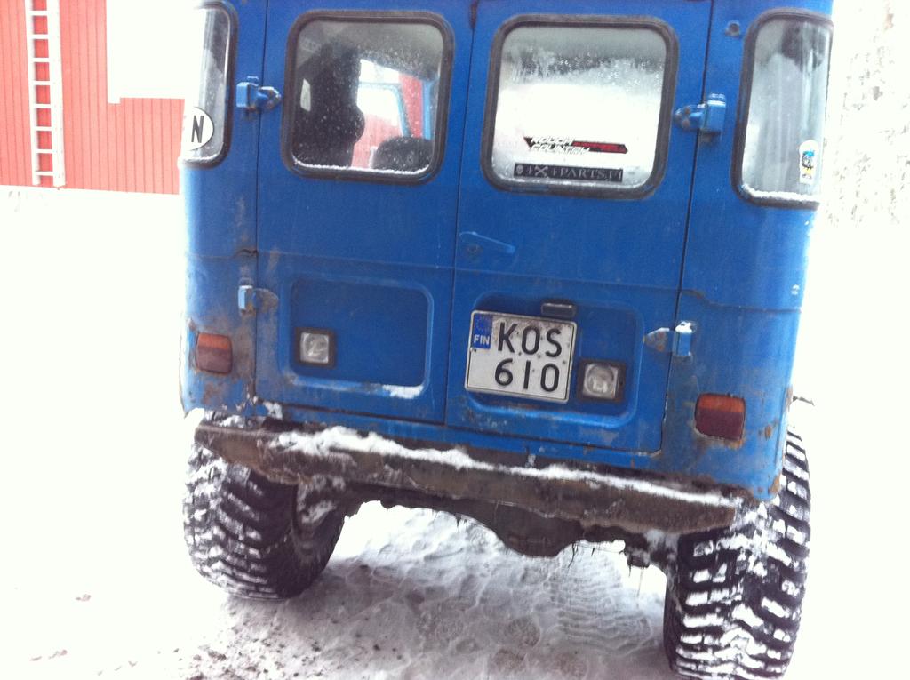 Tossa luulis valojen pysyvn paremmin ehjn kun katolla.