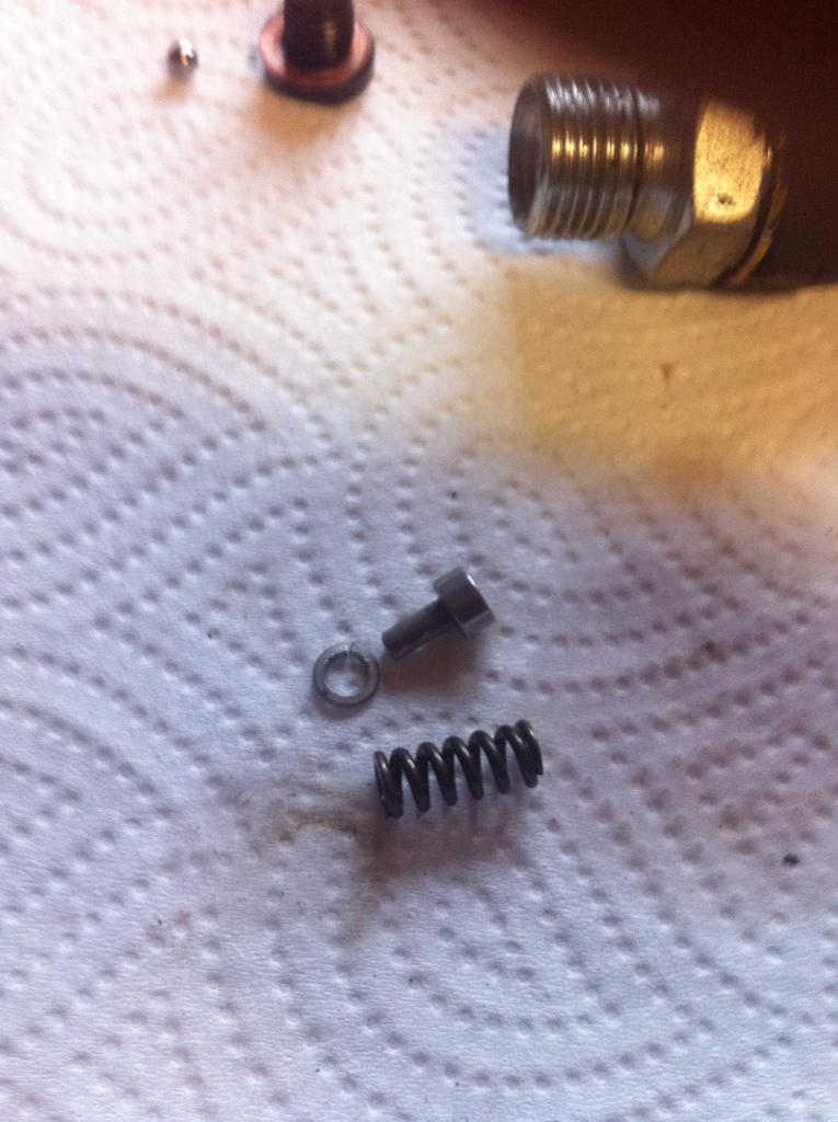 Jousen taakase laitoin 2kpl 1mm paksuja prikkoja (kuvissa prikkoja vain yksi koska lissin toisen jlkeenpin).