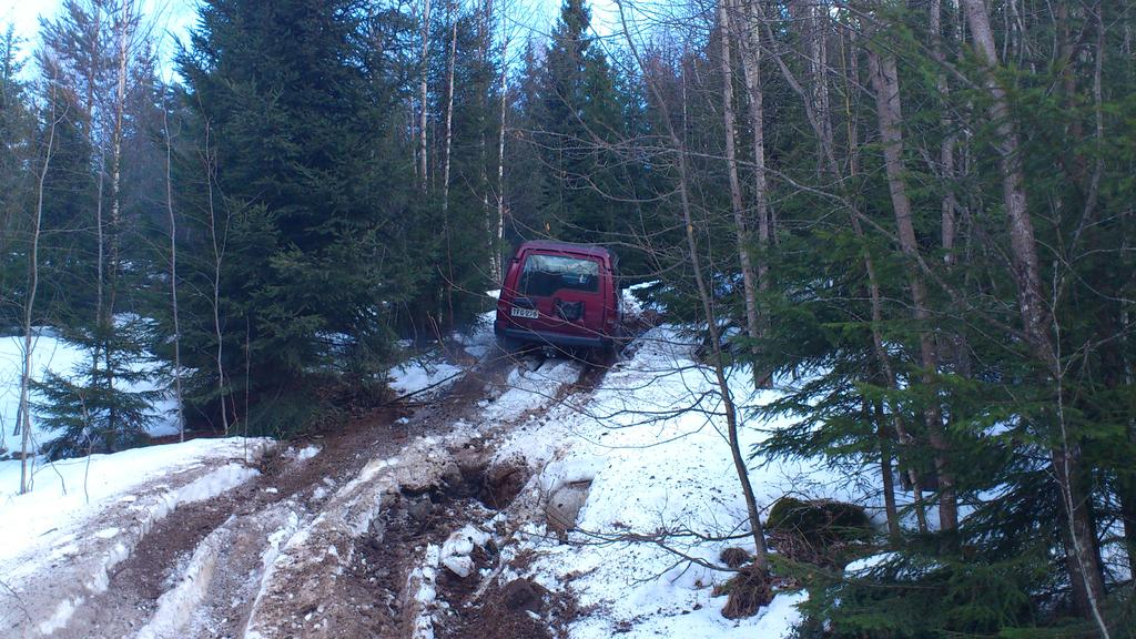 ja sitten ihan muualta. Tähän mäkeen laukesi Dumbon serkun jakis, oma ei mennyt alhaalla näkyvän portaan yli lukoillakaan ja kolmas yrittäjä ketjujen kanssa pääsi tuohon. Valloittamatta jäi.